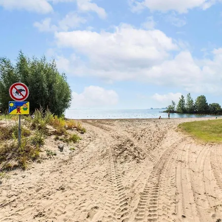 Houseboat In Marina * Volendam