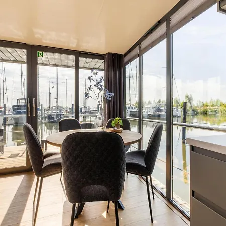 Houseboat In Marina Bådhotel *