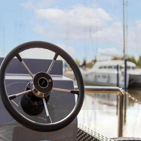 Botel Houseboat In Marina Volendam