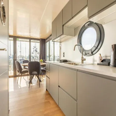 Houseboat In Marina Båthotell