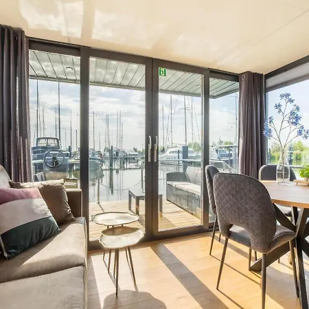 보트호텔 Comfortable Houseboat In Marina 볼렌담