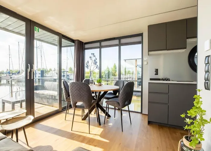 Botel Houseboat In Marina *