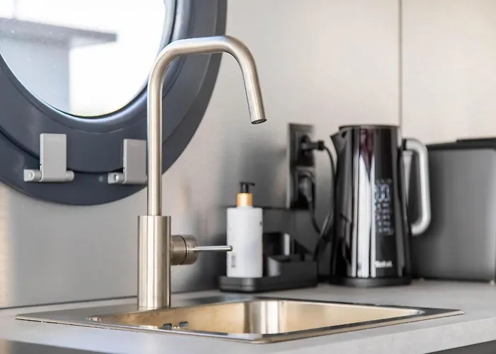 Botel Houseboat In Marina *