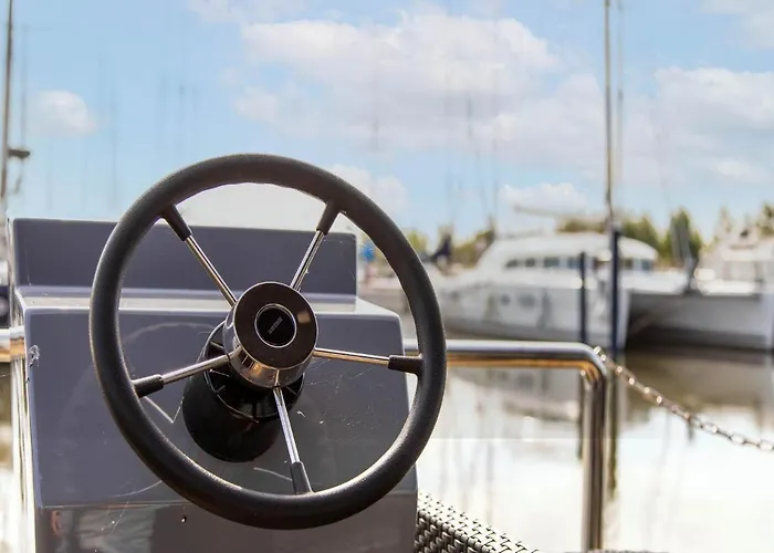 Botel Houseboat In Marina Volendam