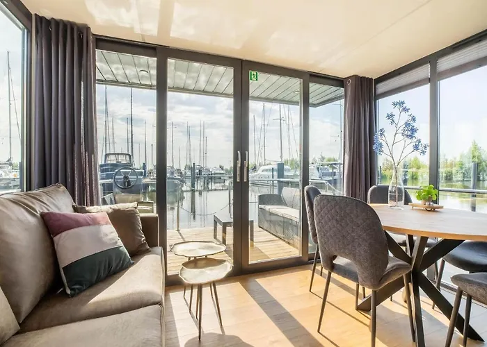 Botel Houseboat In Marina Volendam