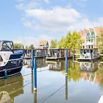 Houseboat In Marina 보트호텔