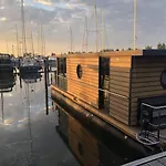 Houseboat In Marina 볼렌담