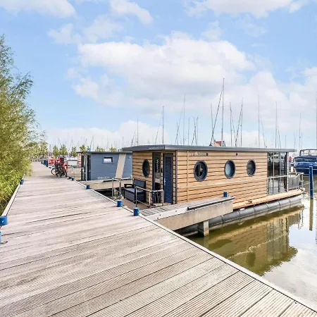 Botel Houseboat In Marina *
