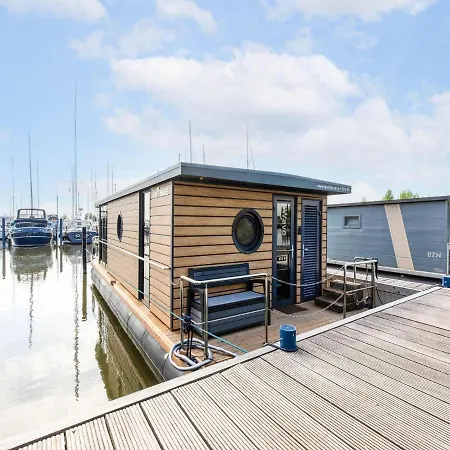 Tekne Houseboat In Marina *