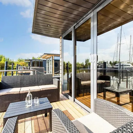 Tekne Houseboat In Marina