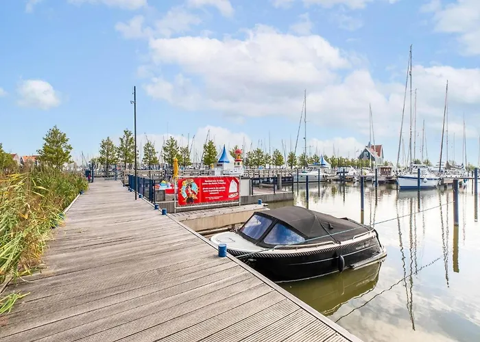 Houseboat In Marina * 볼렌담