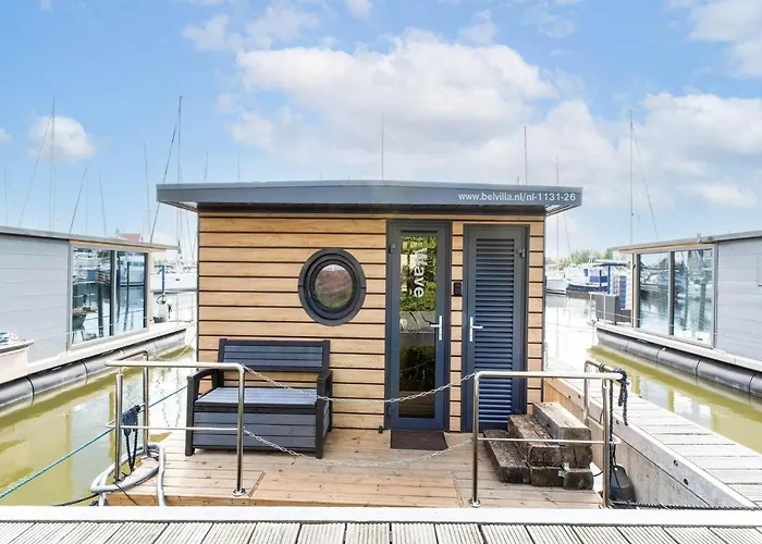 Houseboat In Marina 볼렌담