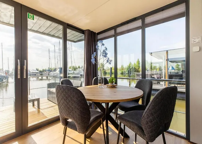 Houseboat In Marina * 볼렌담