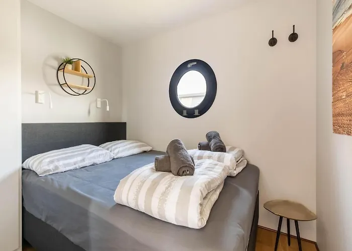 Houseboat In Marina 보트호텔 볼렌담