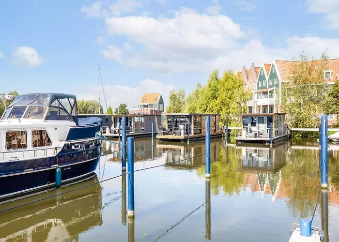 Houseboat In Marina 보트호텔