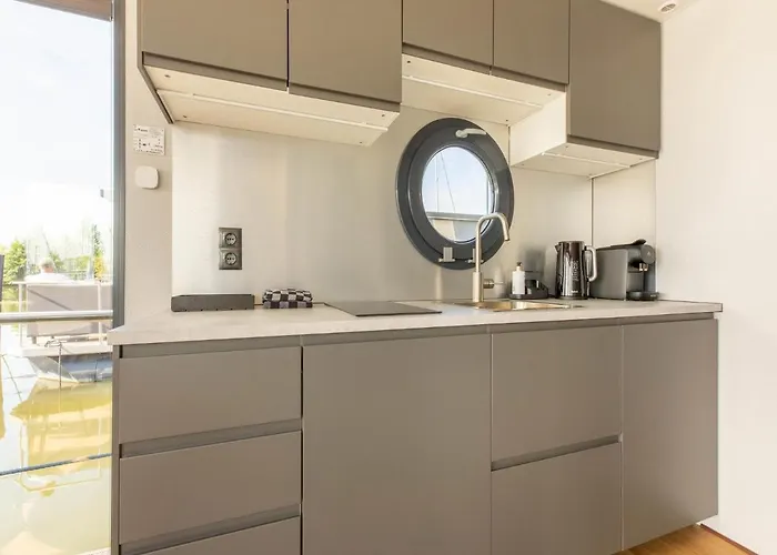 보트호텔 Houseboat In Marina 볼렌담