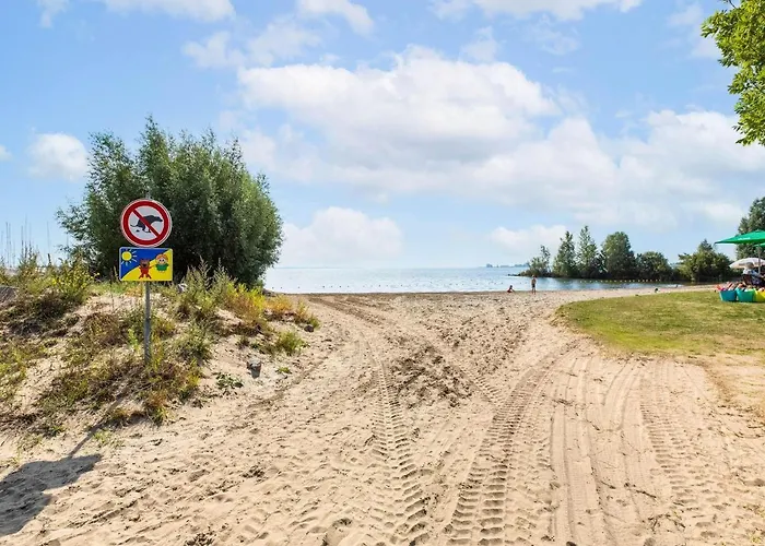 Houseboat In Marina * 볼렌담