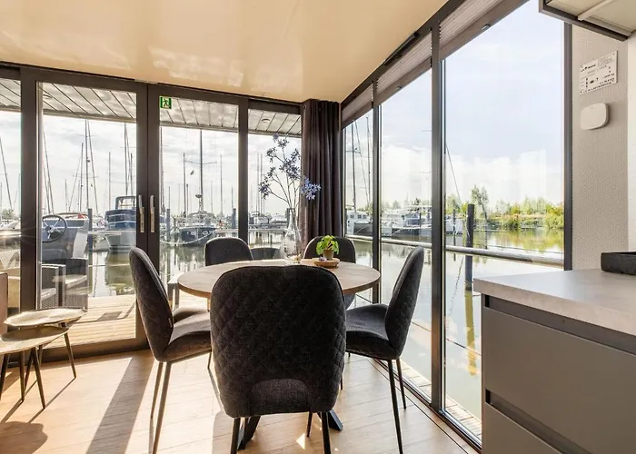 Houseboat In Marina 보트호텔 *