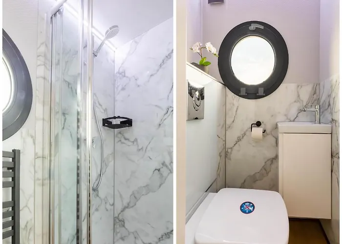 Houseboat In Marina 보트호텔