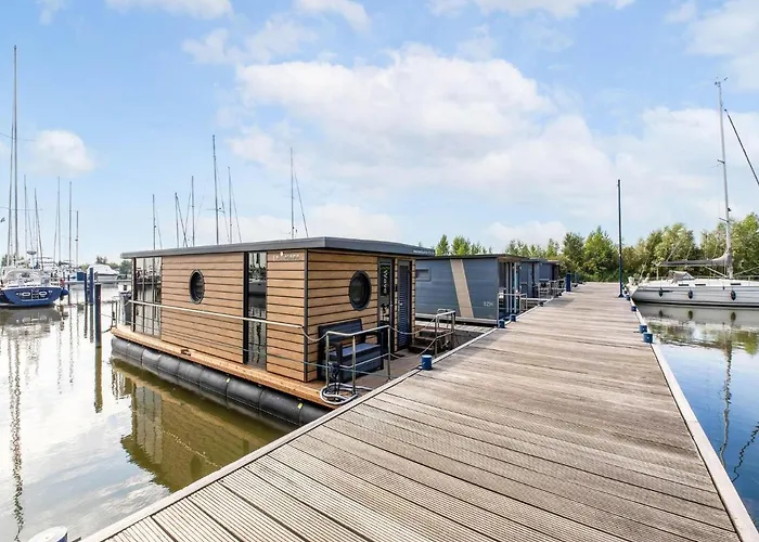 Houseboat In Marina * 볼렌담