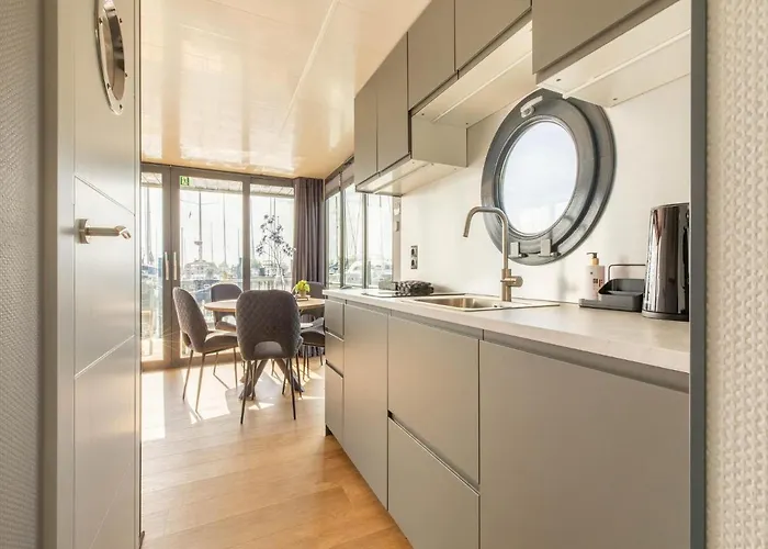 Houseboat In Marina 보트호텔