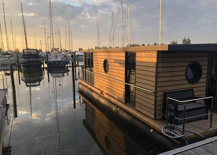 Houseboat In Marina 볼렌담